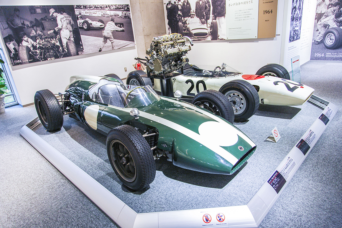 ホンダコレクションホールに展示されているクーパーT53クライマックスとホンダRA271