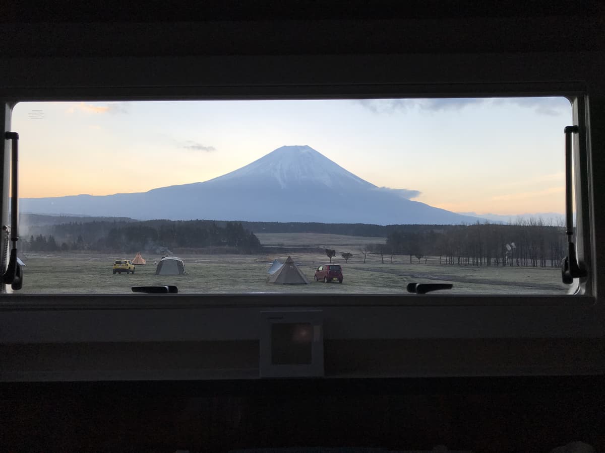 キャンピングカーの窓から見える富士山