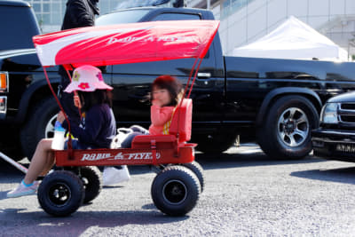 マフラー装着！ シャコタン化！ クルマ好きがドハマリする台車「ラジオフライヤー」って何だ？ | AUTO MESSE WEB（オートメッセウェブ） ～ カスタム・アウトドア・福祉車両・モータースポーツなどのカーライフ情報が満載～