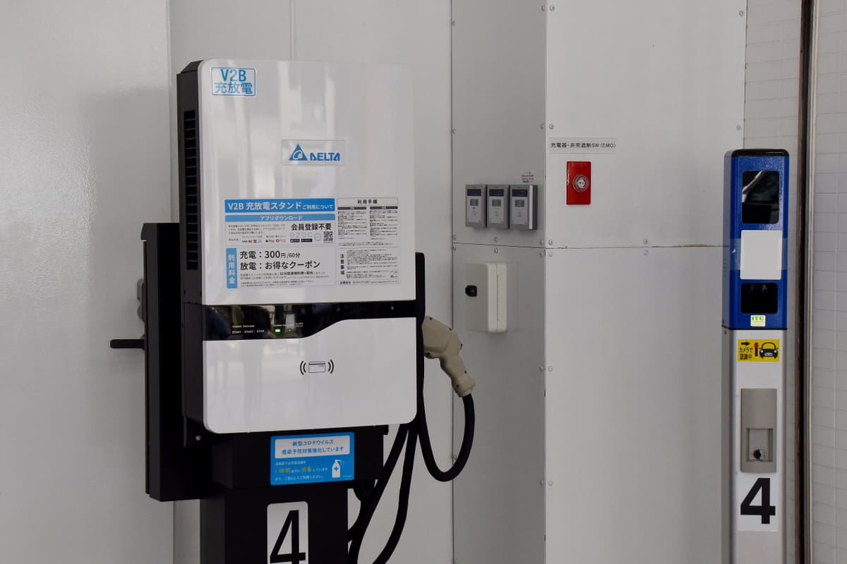 EV充電器と駐車場車番認証センサー