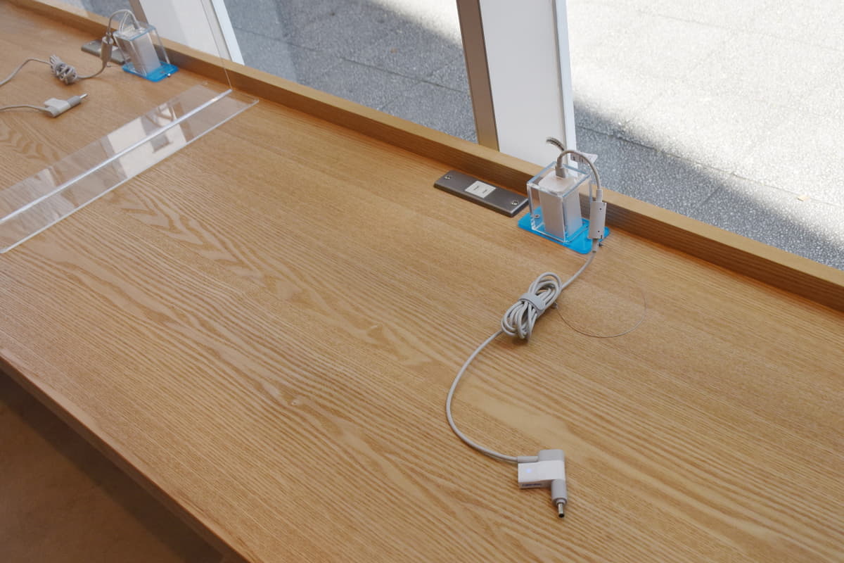 飲食スペースにはPC等を充電することが可能