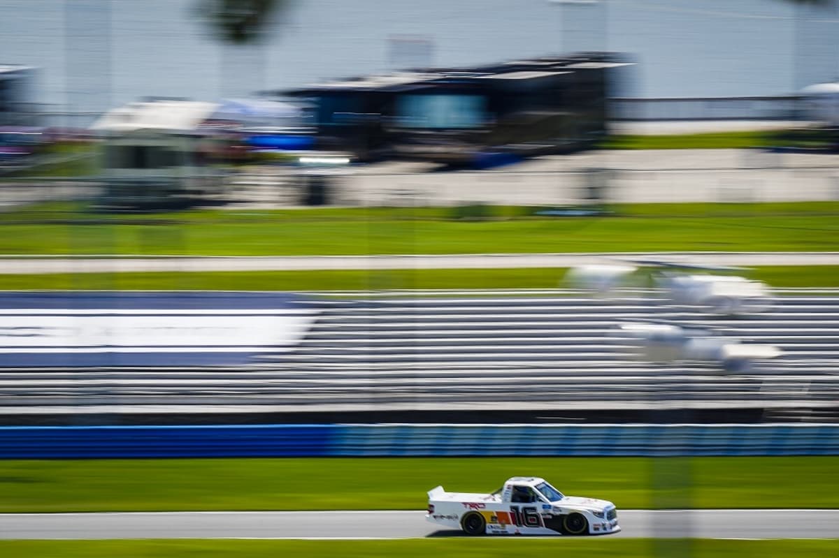 NASCARトラックシリーズ第12戦を走るトヨタ・タンドラ