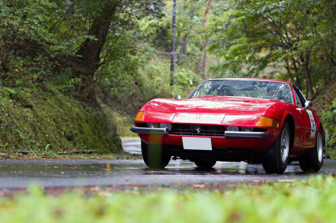 旧車フェラーリの走行シーン