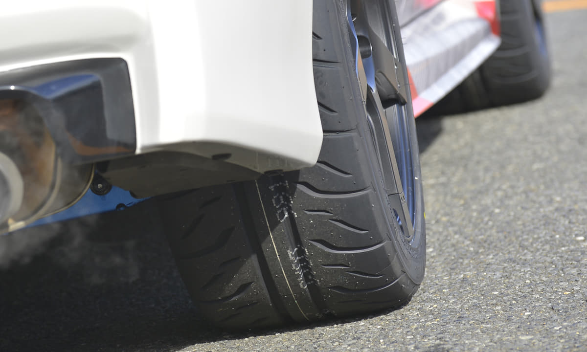 雨のサーキット走行では溝ありタイヤ