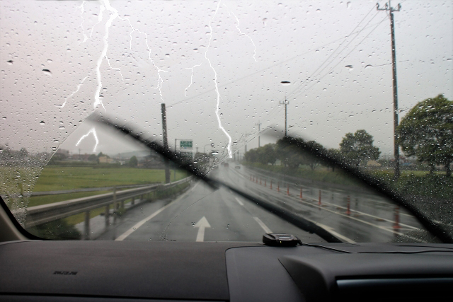 ゲリラ豪雨にクルマで対応