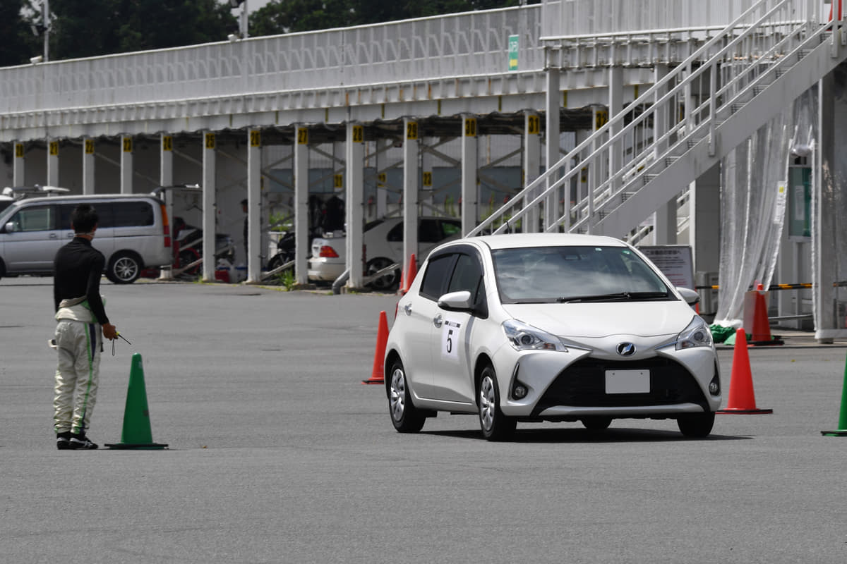 猪狩ともかさんの愛車のヴィッツで初サーキット