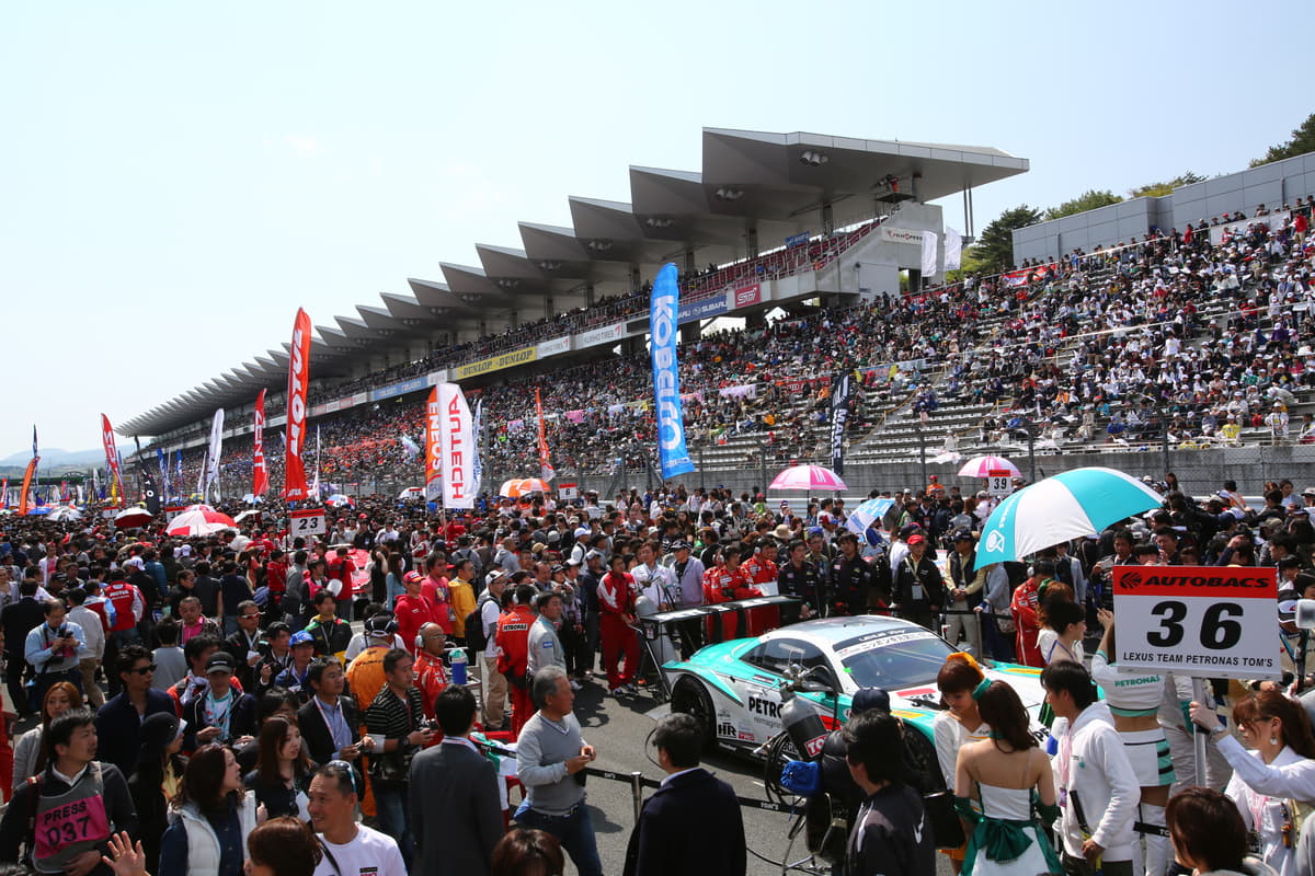 レーススタート前にファンが集まるスターティンググリッド