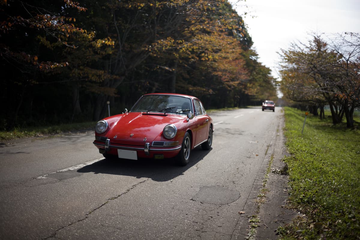 北海道の峠道を駆けるポルシェ911(ナロー)