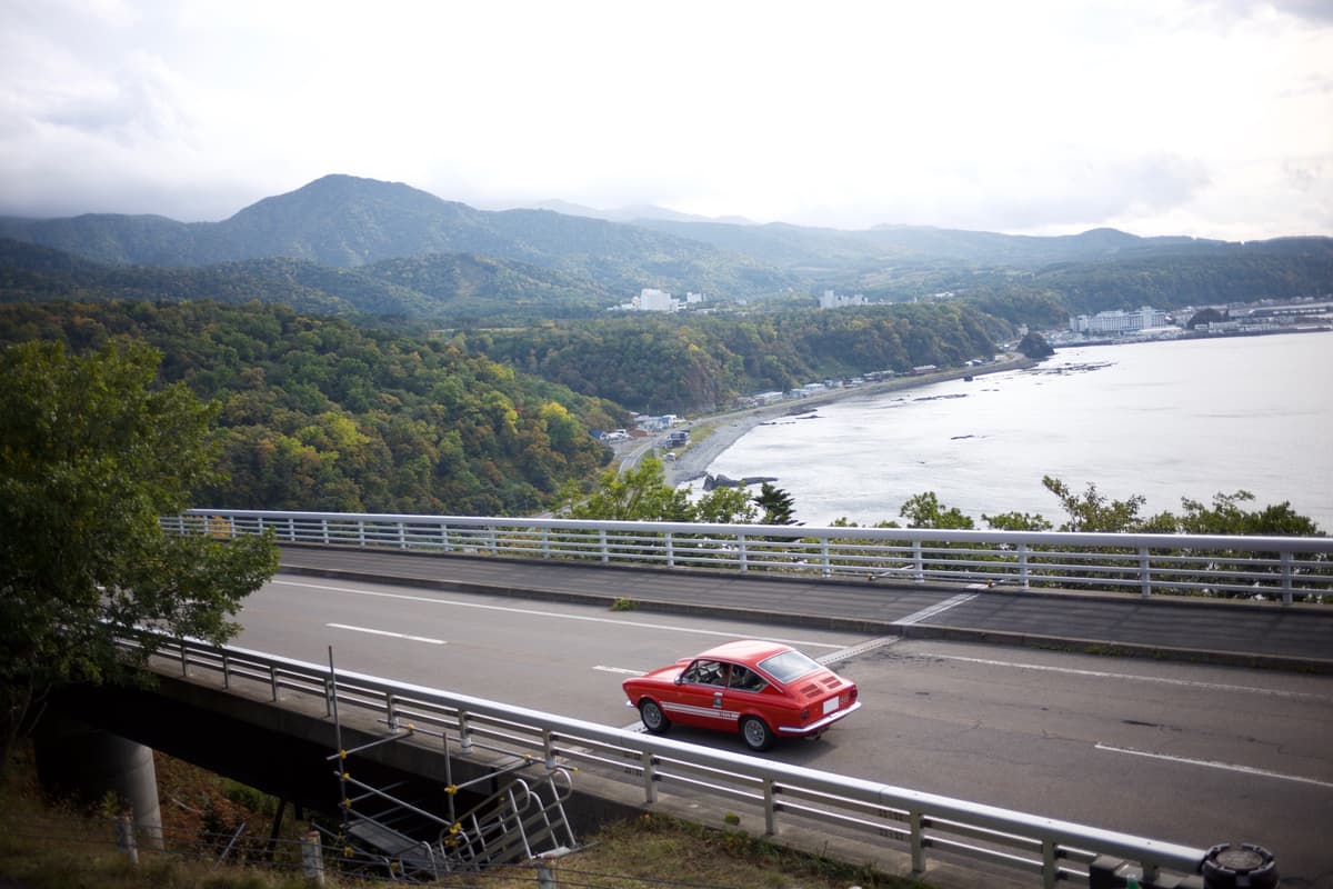 北海道の港付近を走るフィアット・アバルトOT1300/124