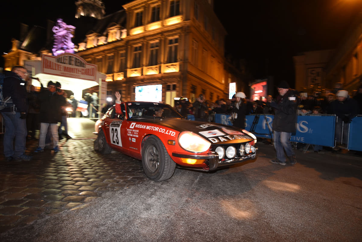 ラリー・モンテカルロ・ヒストリックのスタート門をくぐり抜けた、ダットサン240Zでスタート