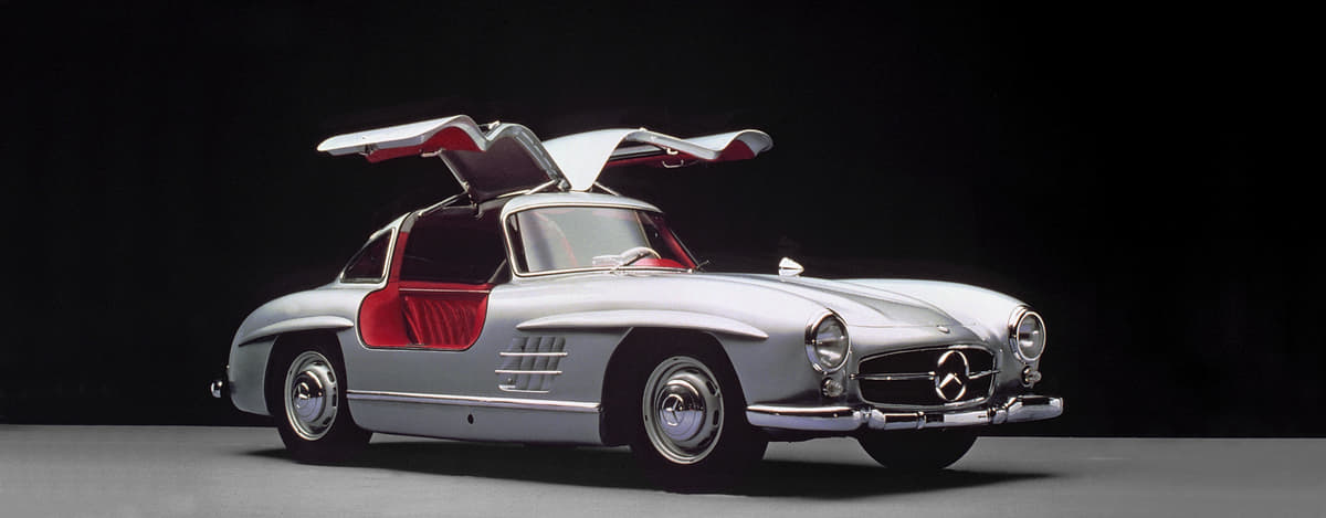 ガルウイングドアや世界初のガソリン直噴エンジンを搭載した「300SL」