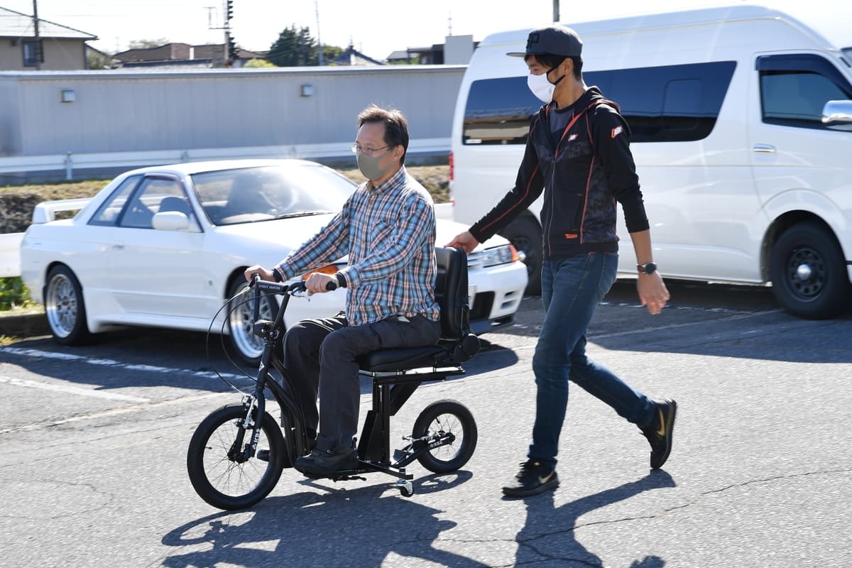 バランスのとり方を練習するペダルなし自転車