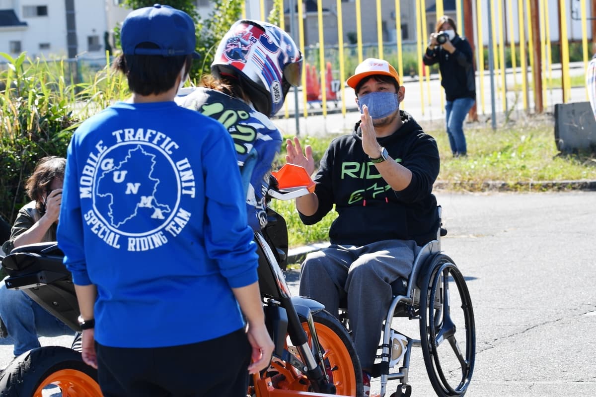 パラモトライダーの川口めぐみさんにアドバイスする青木拓磨選手