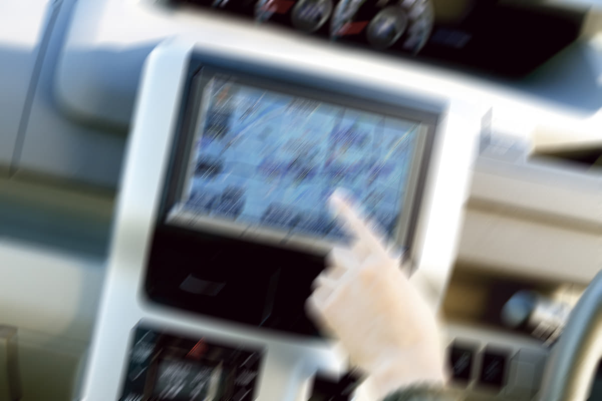 セッティングが出ていないハードな乗り味なクルマはナビ操作もおぼつかない