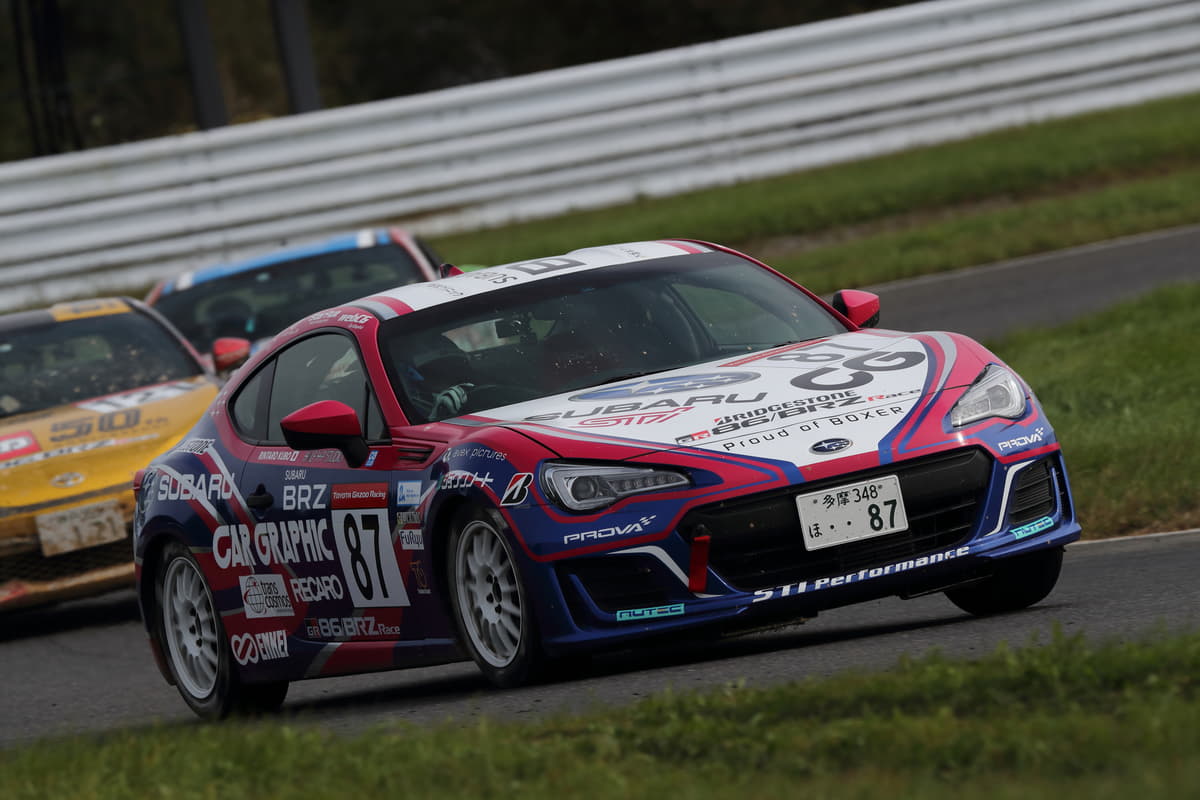 久保凜太郎選手がステアリングを握る87号車BRZ