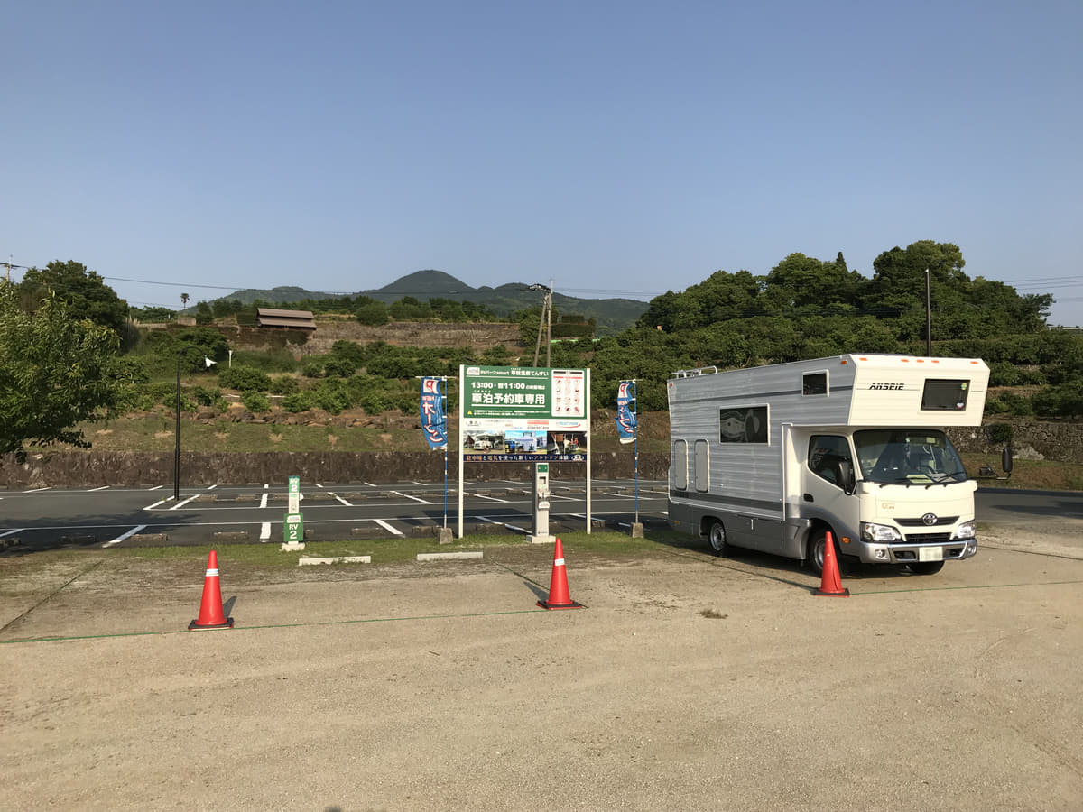 RVパークに止まっているキャンピングカー