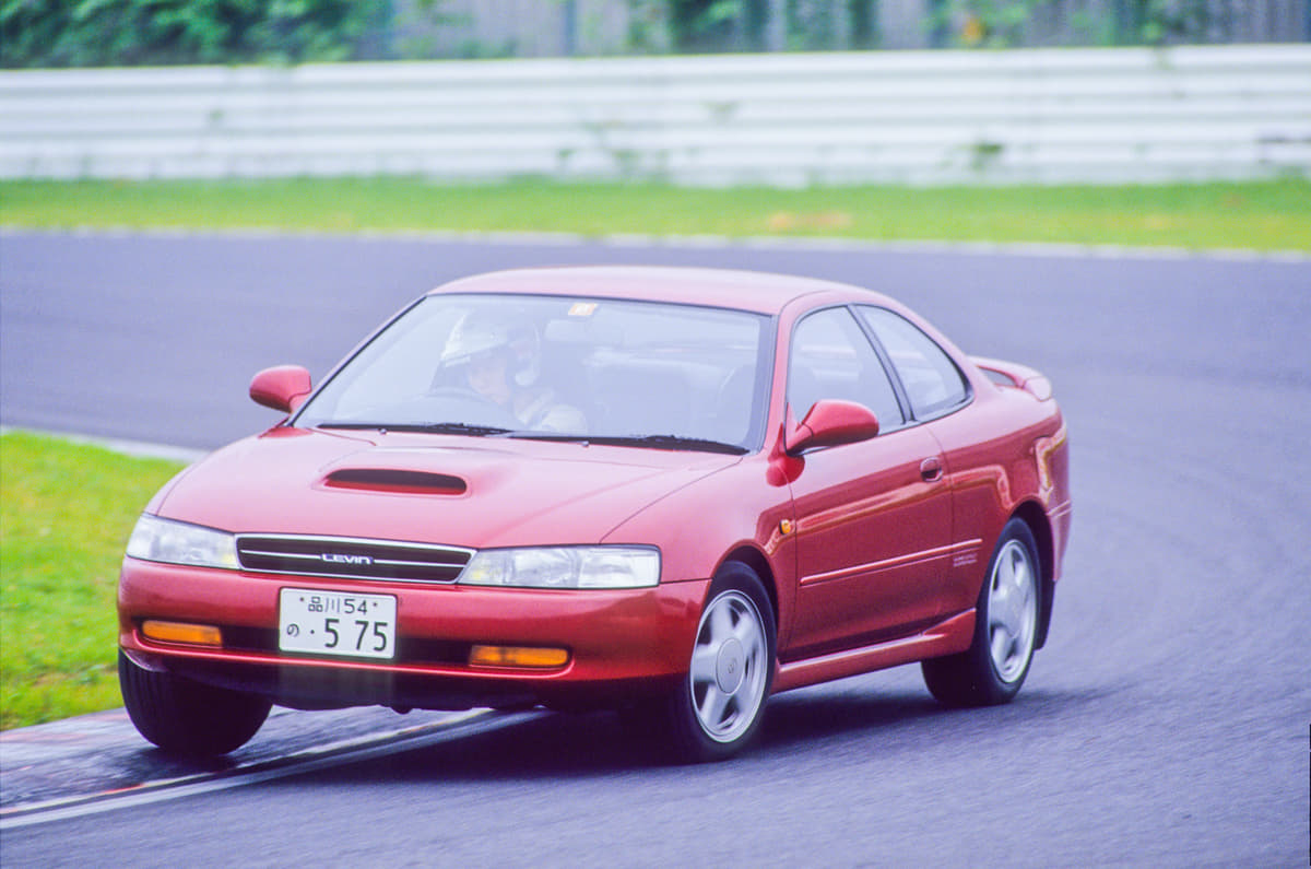 筑波サーキットを走るカローラレビン（AE101）