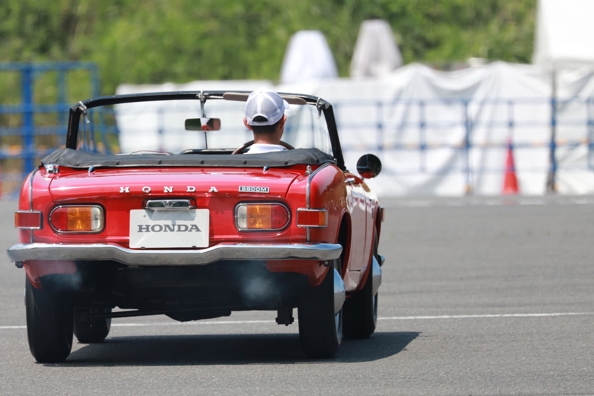 ツインリンクもてぎで行われた動態テストで走るホンダS800M