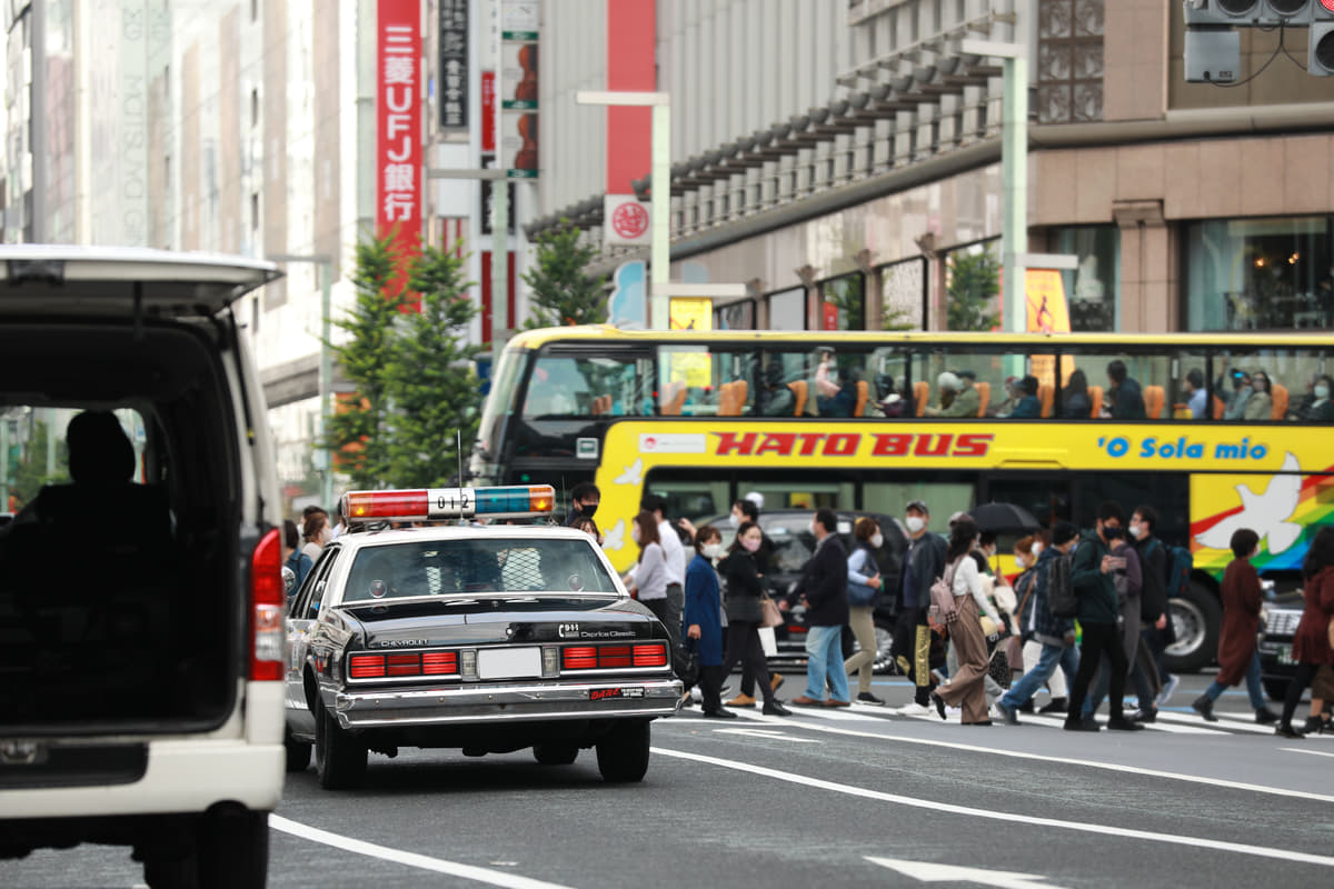 銀座4丁目交差点で注目を浴びるのは、1988年製のGM社シボレーのカプリスのアメリカンパトカー