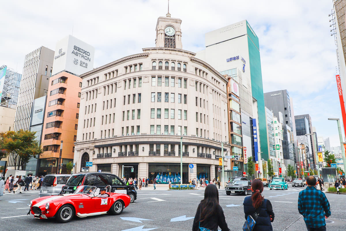 銀座和光前を通過するシェルビーコブラ