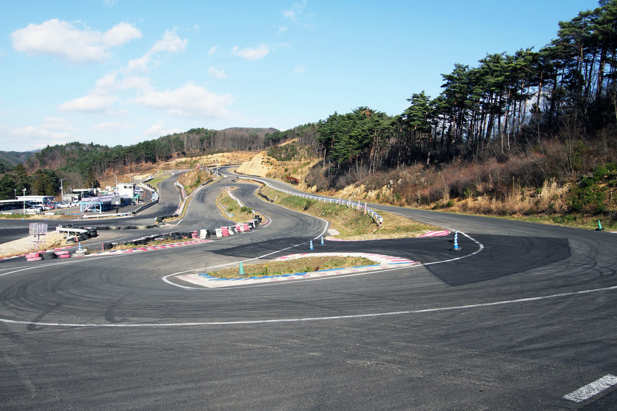 幾つものコーナーがあるサーキットレイアウト