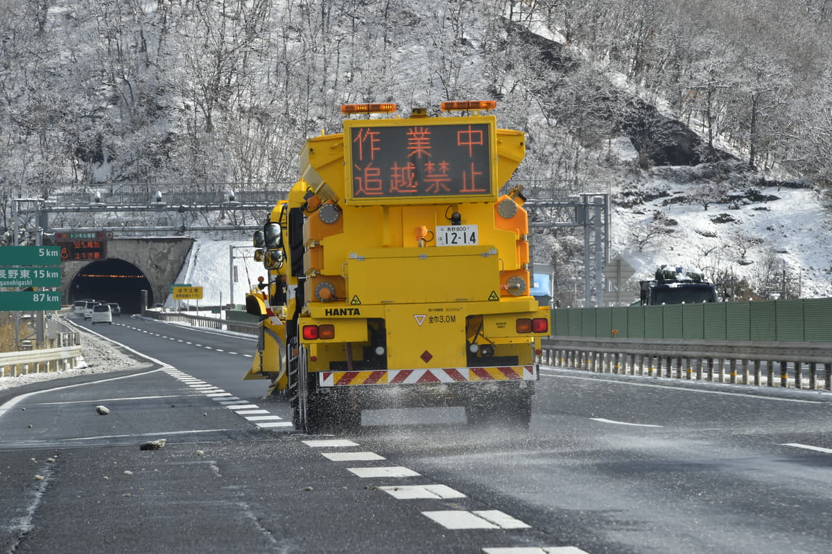 凍結防止剤を高速道路に散布しているところ