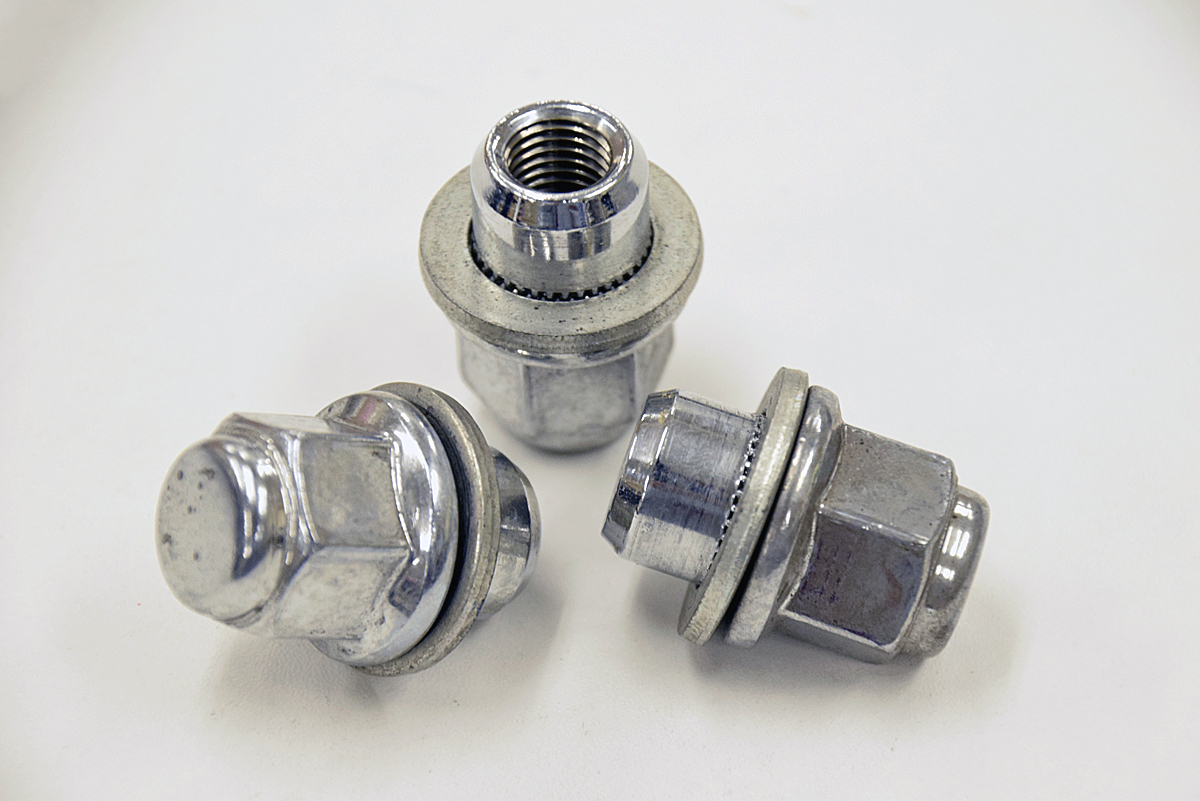 レクサス／トヨタ純正ホイールに使われる平面座ナット