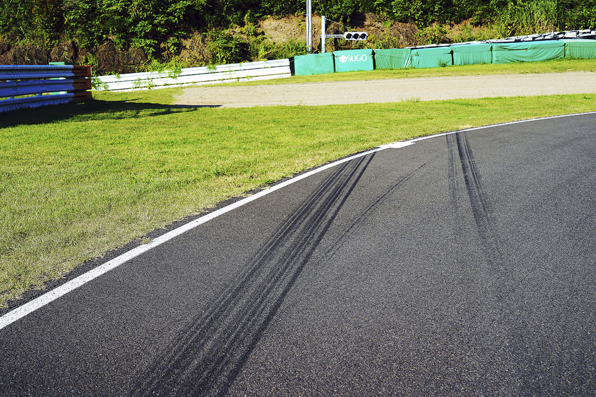 サーキット路面にマーキングされたタイヤ痕