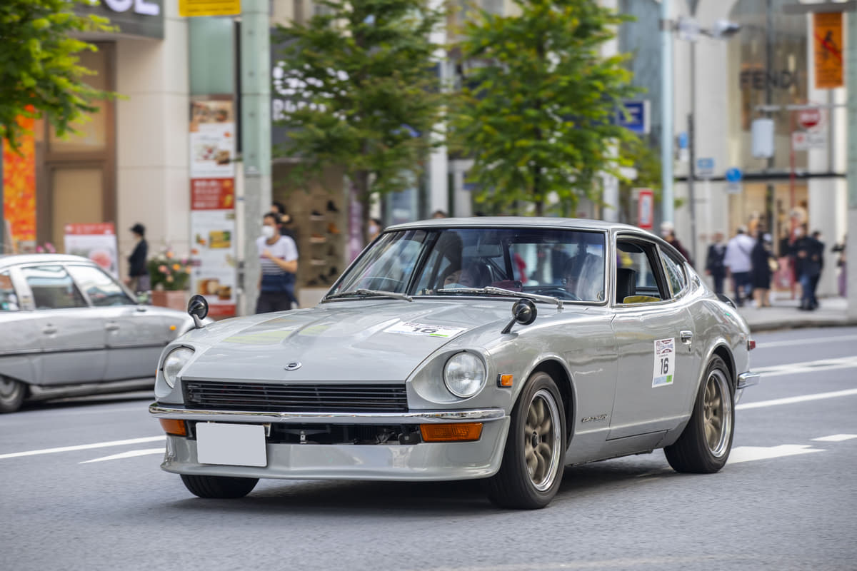 銀座の街を走るダットサン240Z