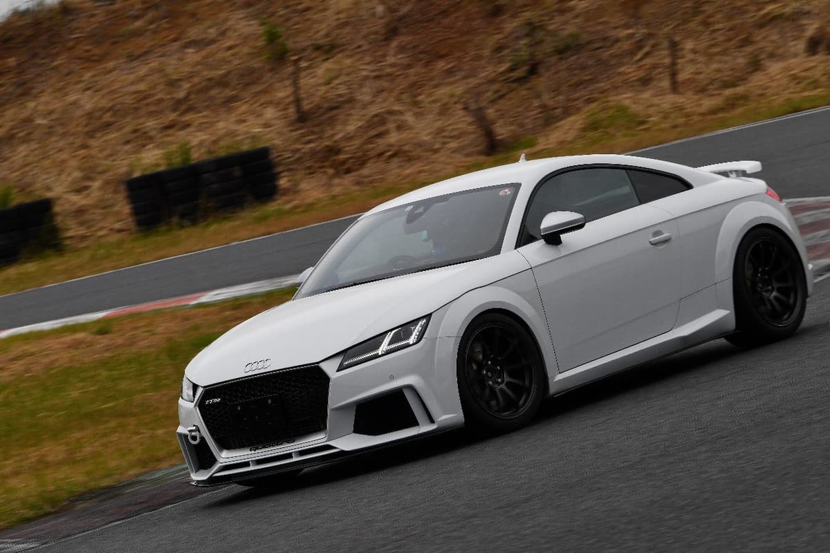 手動運転装置を付けたアウディTT RS ８S 