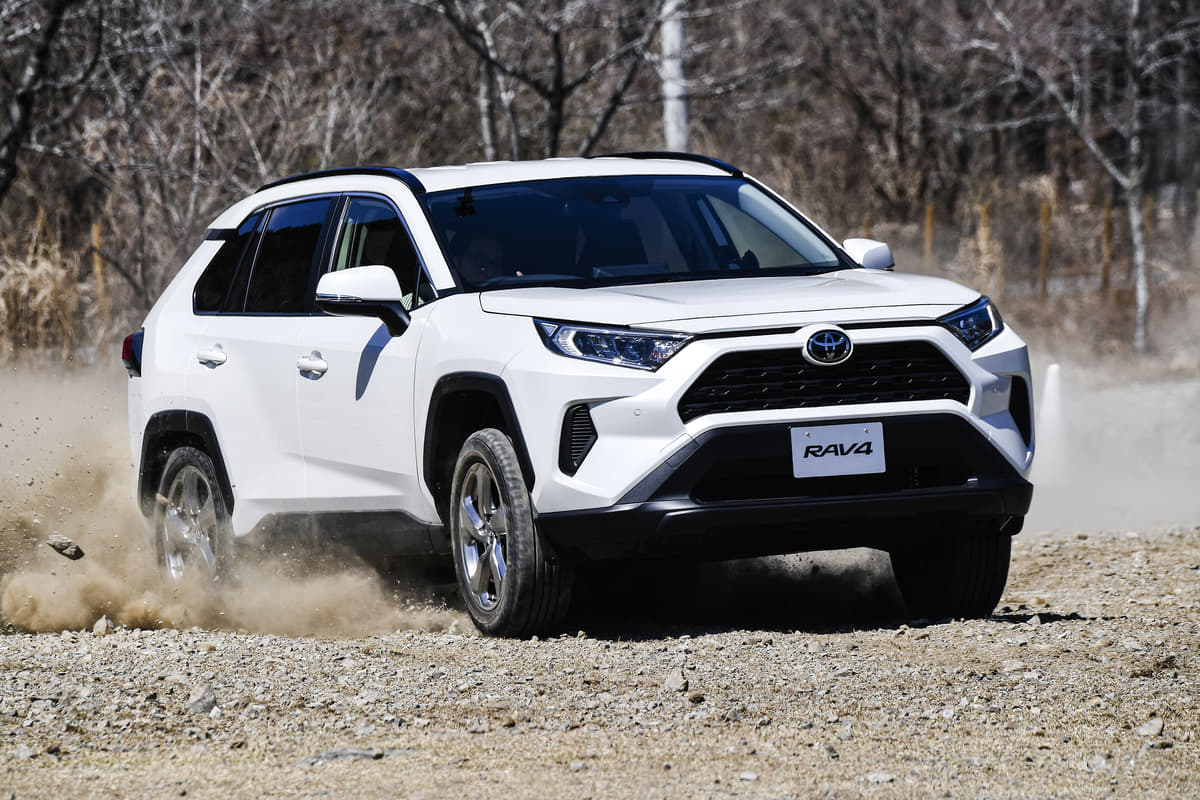 原稿モデルのトヨタ・RAV4ダート走行シーン