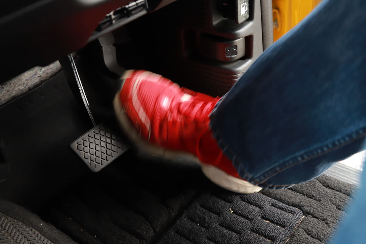 アクセルとブレーキのペダル踏み間違えをイメージ画像