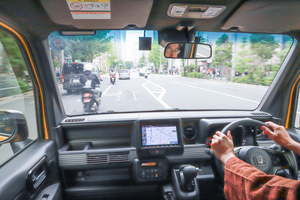 高齢者が運転をしているイメージ