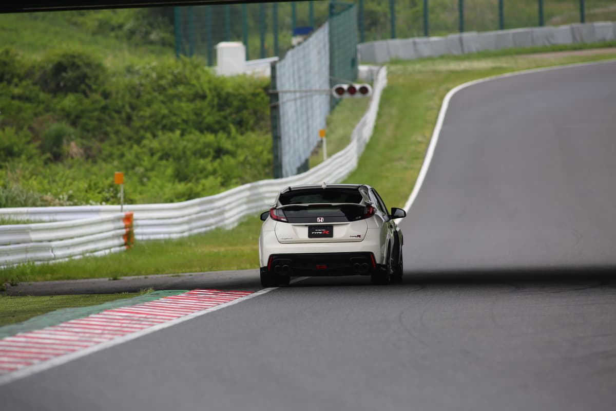 鈴鹿サーキットのコーナーリングを立ち上がっていくホンダシビックタイプR