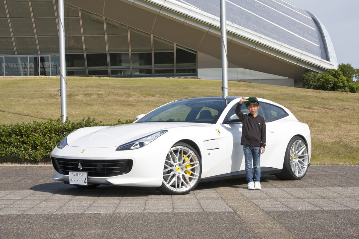 三重県のピレリ四日市で撮影したフェラーリGTC4 Lusso T