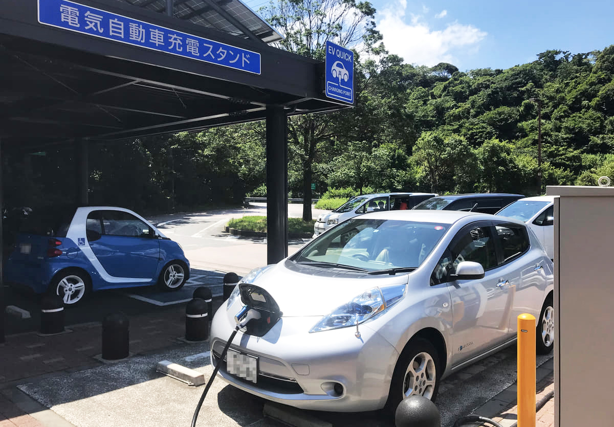 電磁自動車充電スタンドで給電している日産・リーフ