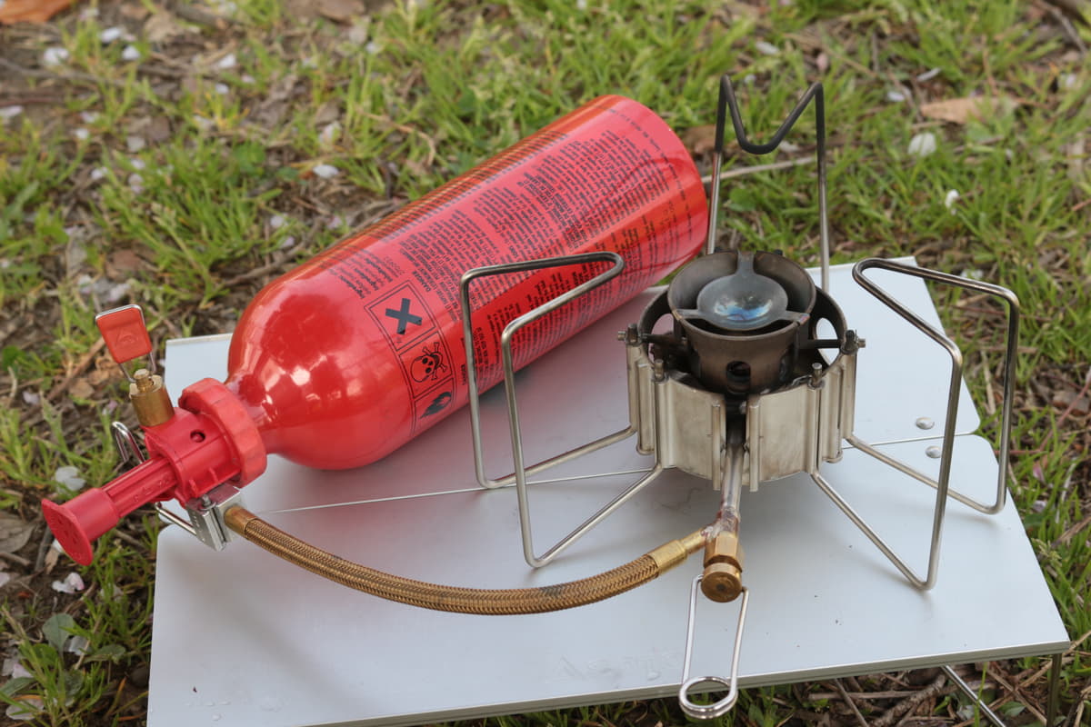 アウトドアで使用できる調理用バーナーはガス以外にも、下で紹介するガソリン式やアルコール式、さらに固形燃料を使う方法もある