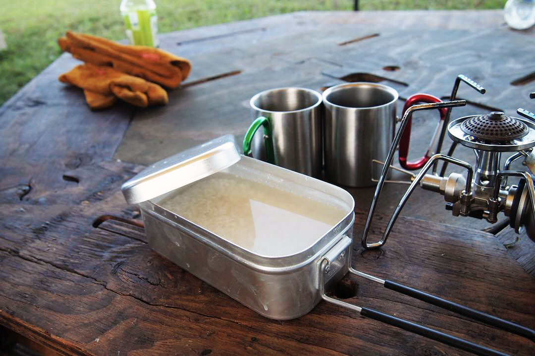 蓋で密閉することで圧力がかかり、美味しいご飯が炊き上がる飯ごう・メスティン