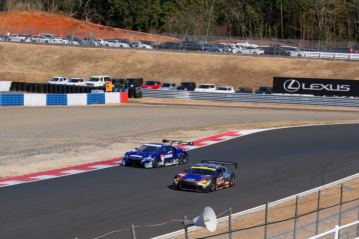 コーナー手前で2台が横並びになるスーパーGTの車両