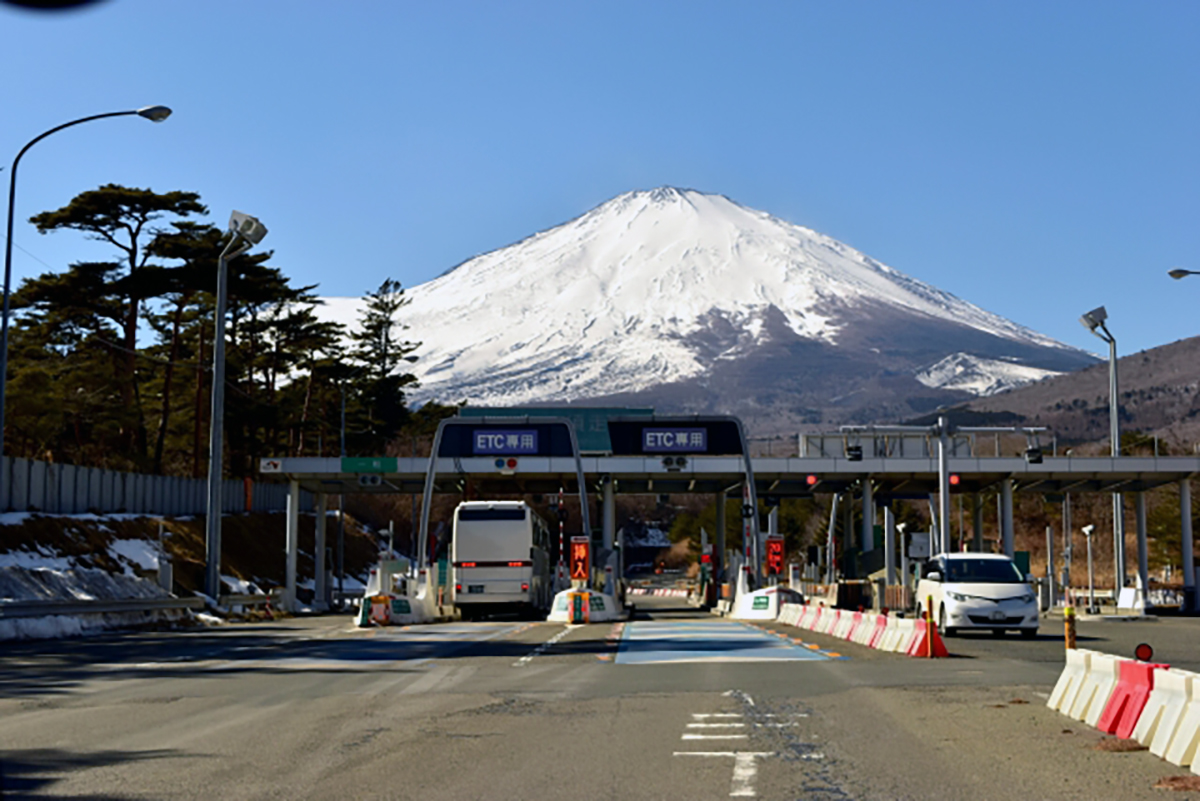 逆走車を見つけ、料金所が近ければスタッフに逆走車があったことを伝えよう