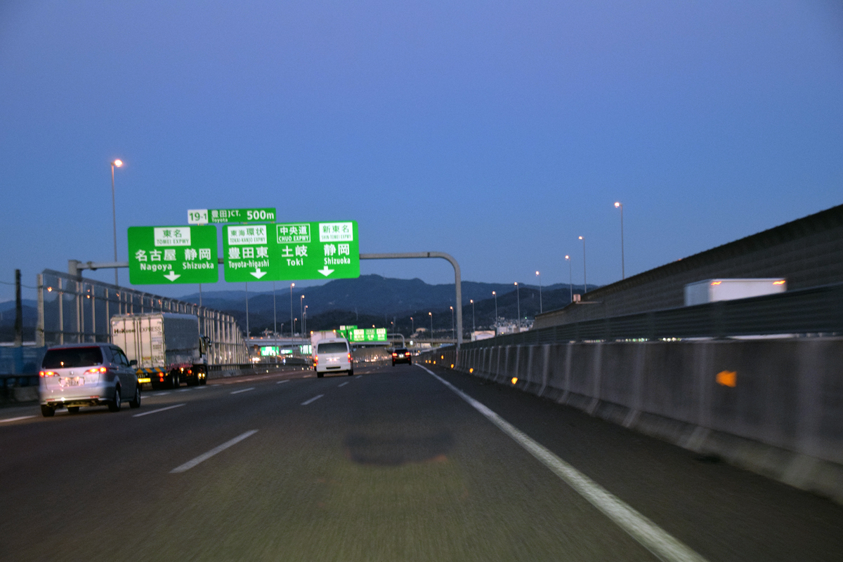 自車と逆走車との相対速度は、両車両が走行している速度を加えたものになる