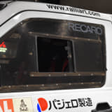【画像】2002年に優勝したパジェロの実車を展示！　三菱本社ショールームにて「ダカールラリー展」を６月下旬まで開催中 〜 画像15