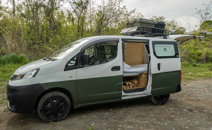 日産NV200バンをベースに架装されたkago。大人ふたりがゆったり寛げる室内空間とクールなエクステリアが素敵なバンライフを彩ってくれる