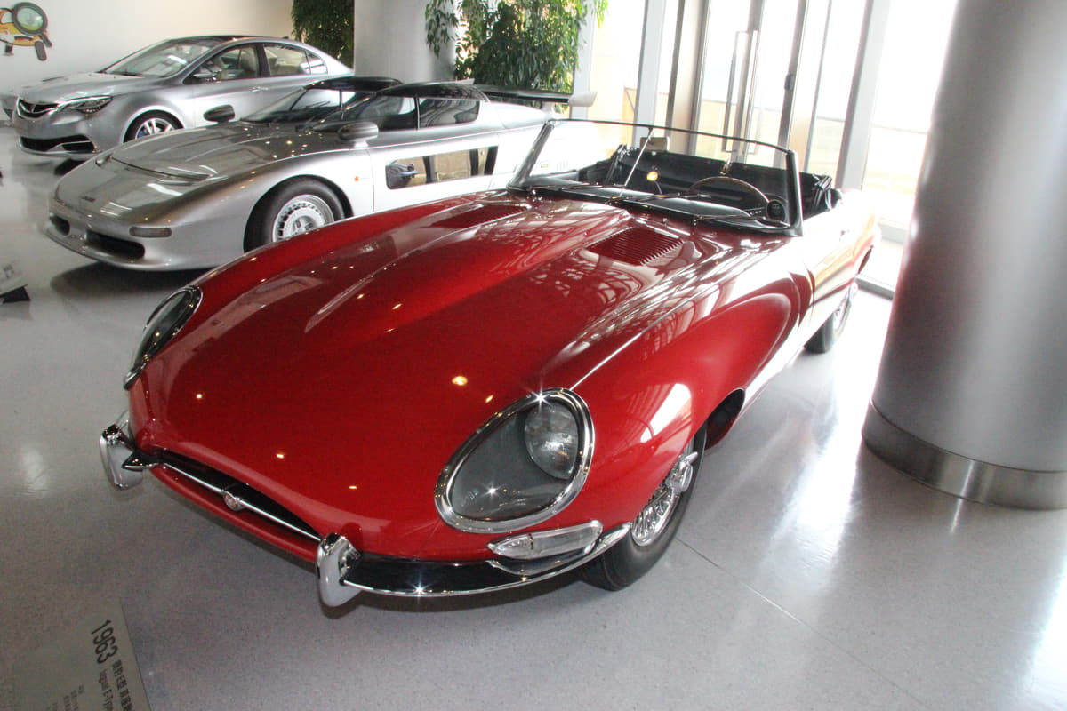史上最も美しいスポーツカーはジャガーEタイプ その理由とは | AUTO MESSE WEB（オートメッセウェブ）  ～カスタム・アウトドア・福祉車両・モータースポーツなどのカーライフ情報が満載～