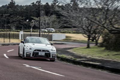 「メルセデスAMG GT R」vs「日産GT-R NISMO」日独GTRバトル