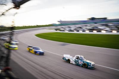 2021「NASCARトラックシリーズ」第7戦で渾身の走りを披露するHREの16号車