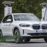 BMW iX3が充電中