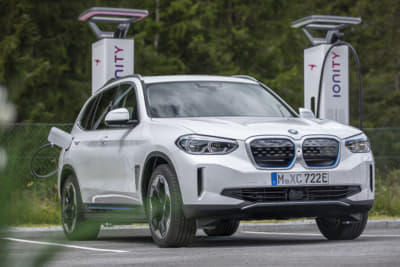 BMW iX3が充電中