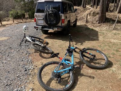 自転車遊びに出かけるランクル70