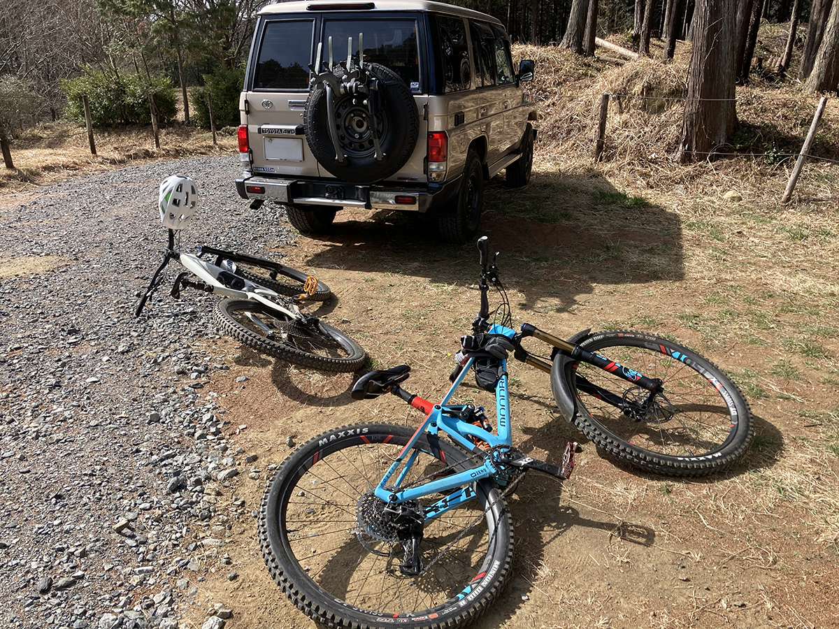 自転車遊びに出かけるランクル70